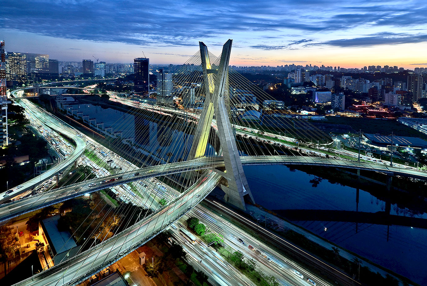 Ponte estaiada e paisagem urbana de São Paulo ao entardecer